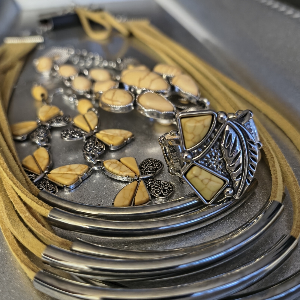Yellow Southwest  Silver-Tone Stone Look and Suede Necklace Set  BUTTERFLY 🦋